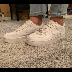 Nike air force 1 LE
Size 3.5 Y Big kids